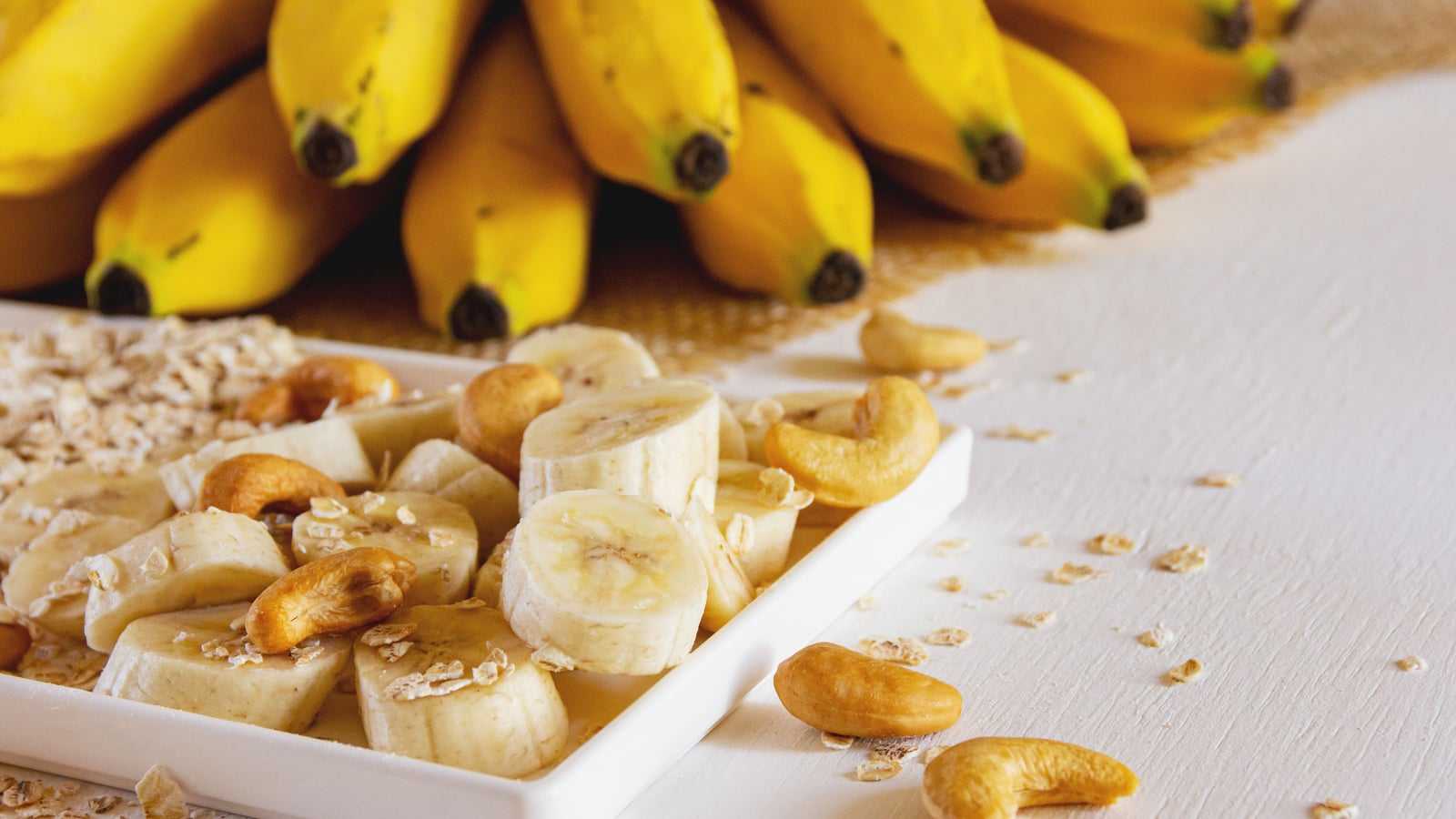 Banane, fiocchi d'avena e anacardi