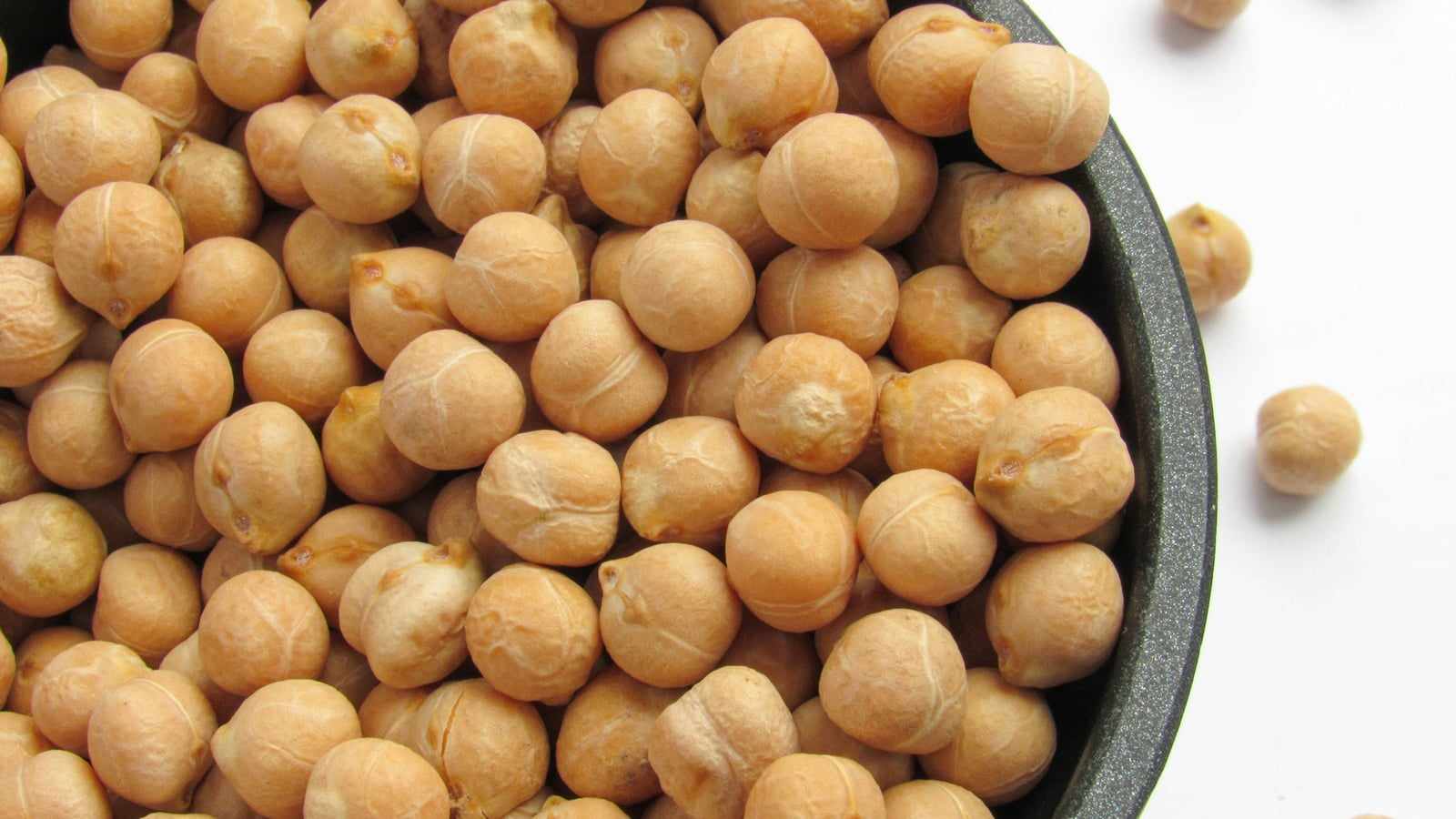Ceci secchi in una ciotola