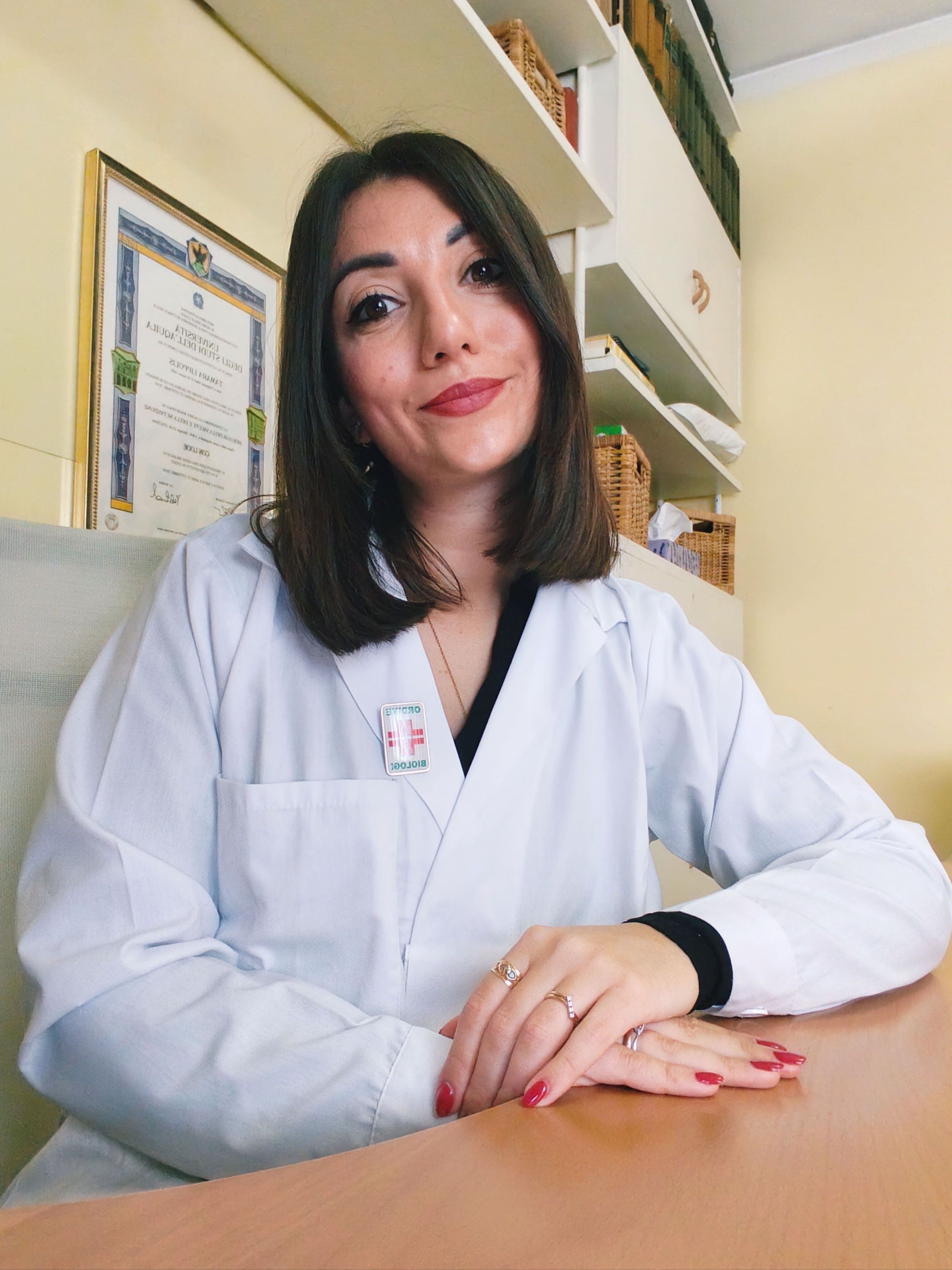 Dott.ssa Tamara Lippolis alla scrivania del suo studio