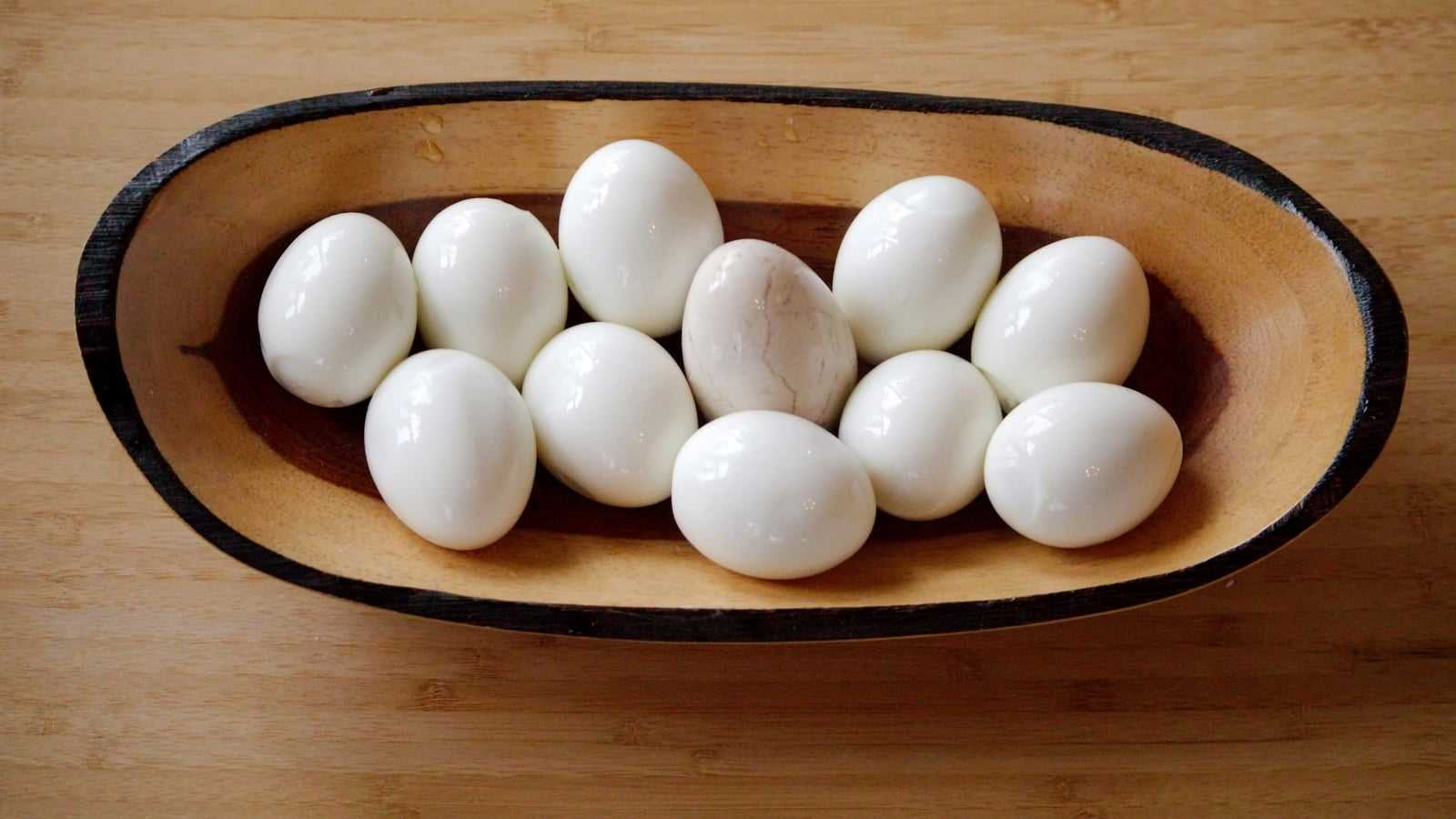 Uova sode in un piatto di legno