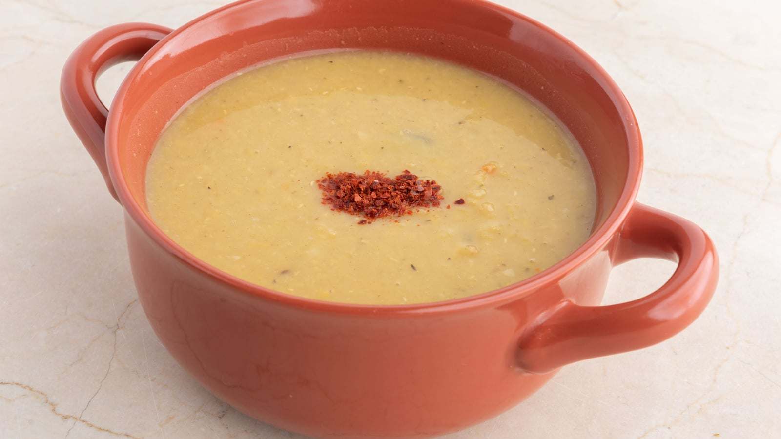 Zuppa di lenticchie in una casseruola di terracotta